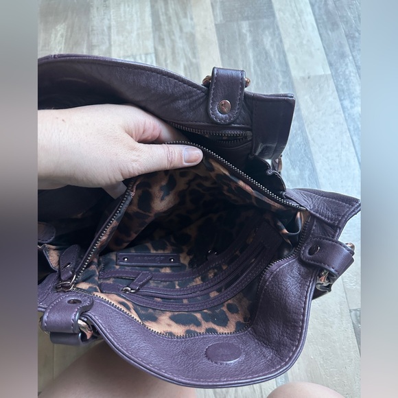 B. Makowsky Tribeca Leather Shoulder Bag Purse in Plum - Picture 12 of 13